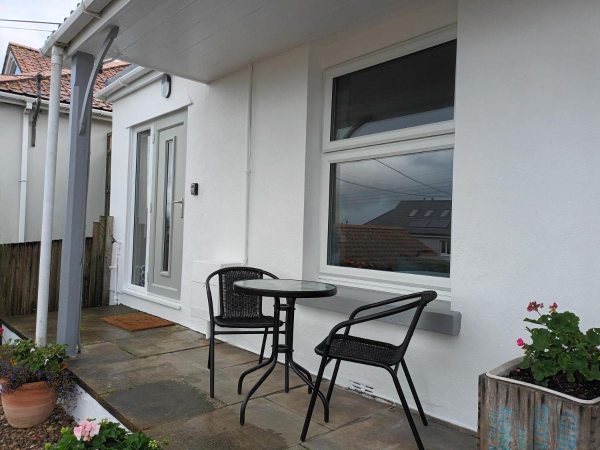 Contemporary One Bed Studio. Sea Views And Parking Westward Ho!  Bagian luar foto